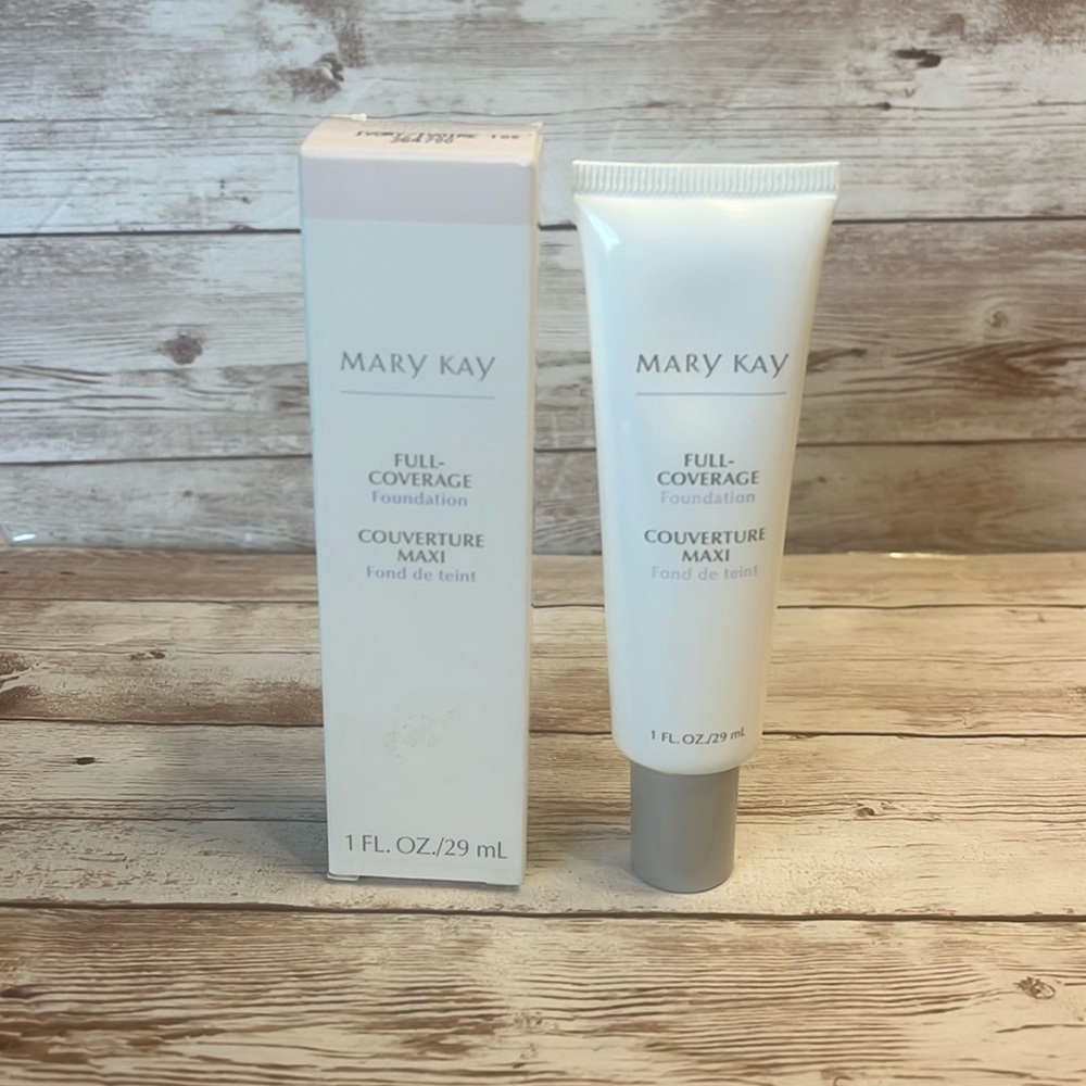 NEW MK Ivory 105 FULL Coverage Foundation  Ivory 105 New in box